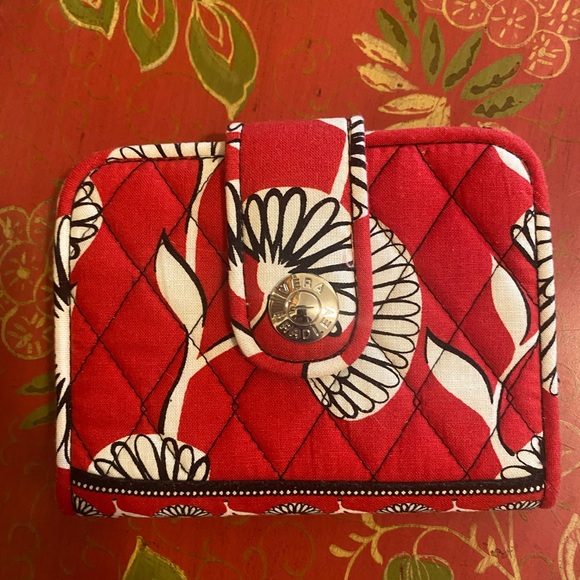 🎈🎈S O L D 🎈🎈👍👍 Vera Bradley Floral Red Black and White Quilted Wallet - Picture 4 of 12